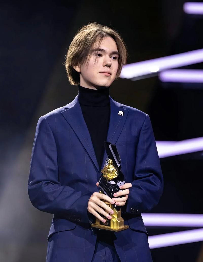 战胜恐惧：面对巨额下注时如何保持手部不抖动？（稳住双手：大额下注时如何克服紧张与颤抖）