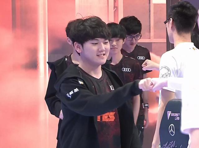 IMP ：每个人的立场不同 我谁都不站 我是来打比赛的 不是吵架的